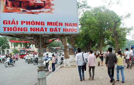 Xử lý 22 người gây rối tại bờ hồ Hoàn Kiếm