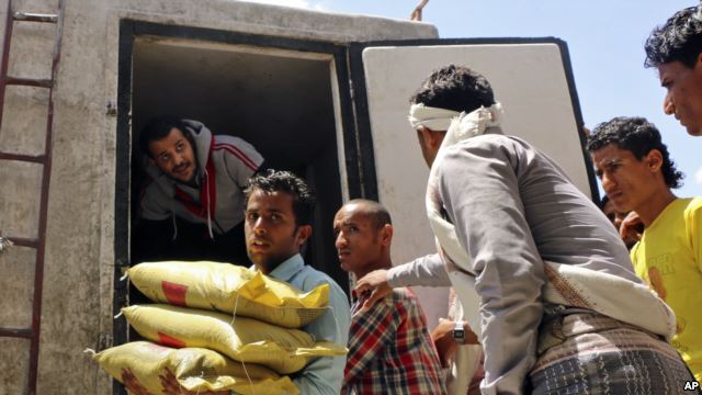 Hoạt động cứu trợ đang diễn ra tại Yemen. Ảnh: AP