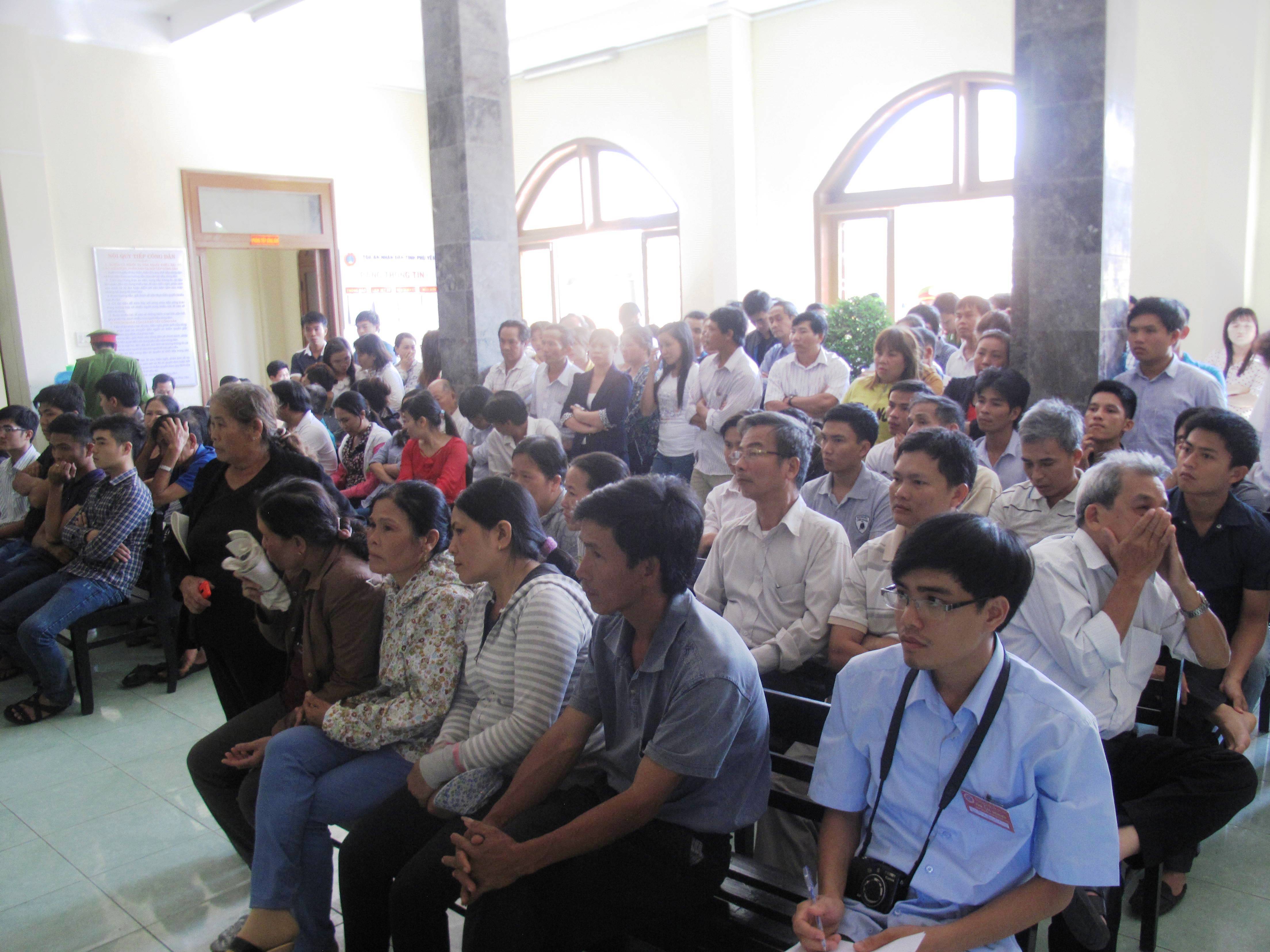 B&ecirc;n ngo&agrave;i ph&ograve;ng xử &aacute;n, rất đ&ocirc;ng người đến nghe t&ograve;a tuy&ecirc;n &aacute;n