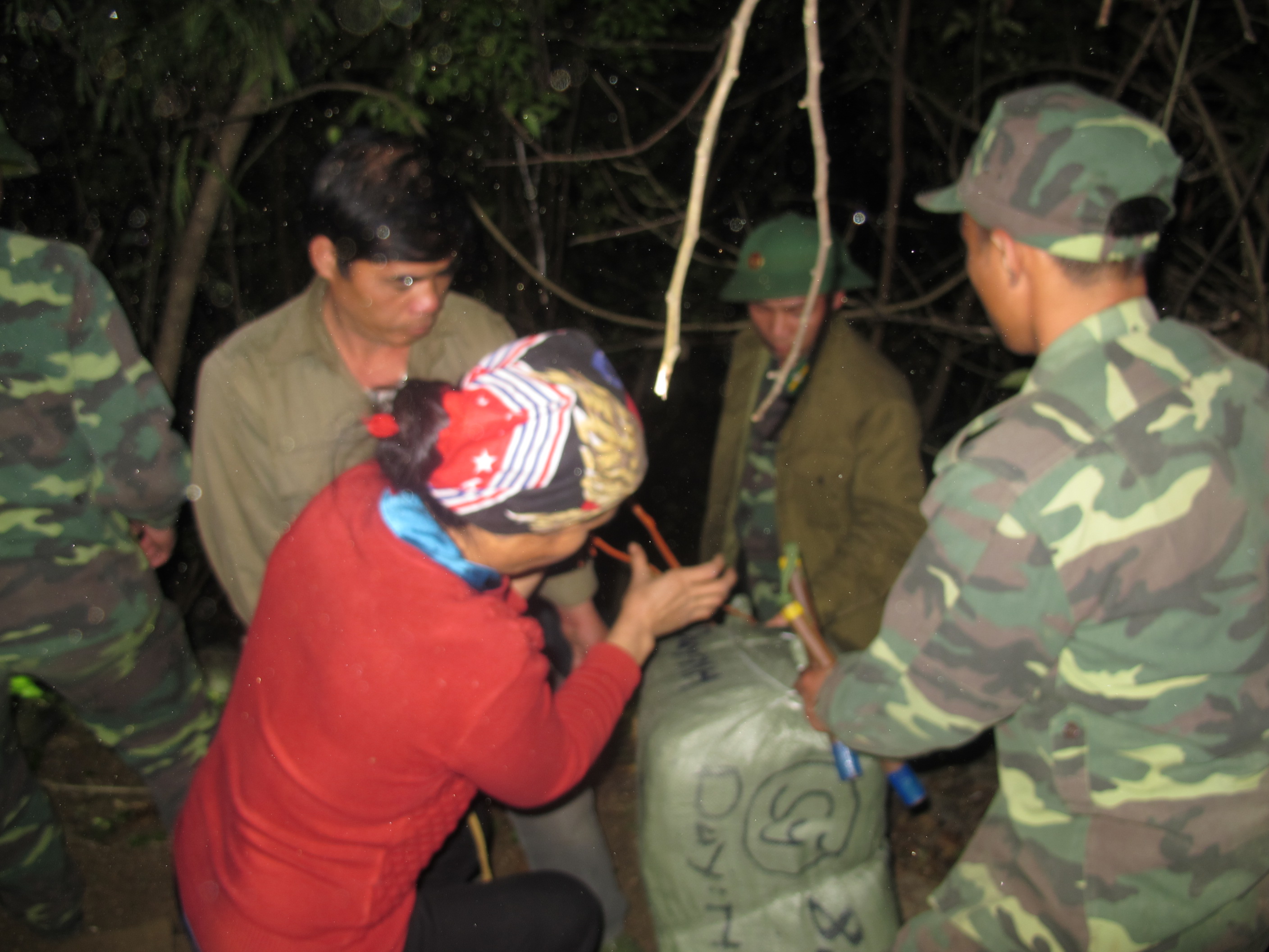 Bộ đội bi&ecirc;n ph&ograve;ng Đồn T&acirc;n Thanh, tỉnh Lạng Sơn bắt giữ vụ vận chuyển h&agrave;ng lậu qua bi&ecirc;n giới. Ảnh: Văn Duẩn
