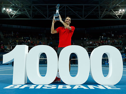 Federer sau trận thắng đặc biệt tối 11-1 Ảnh: REUTERS