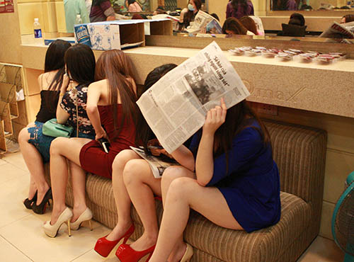 Kiểm tra nhà hàng, phát hiện nhiều tiếp viên ăn mặc mát mẻ
