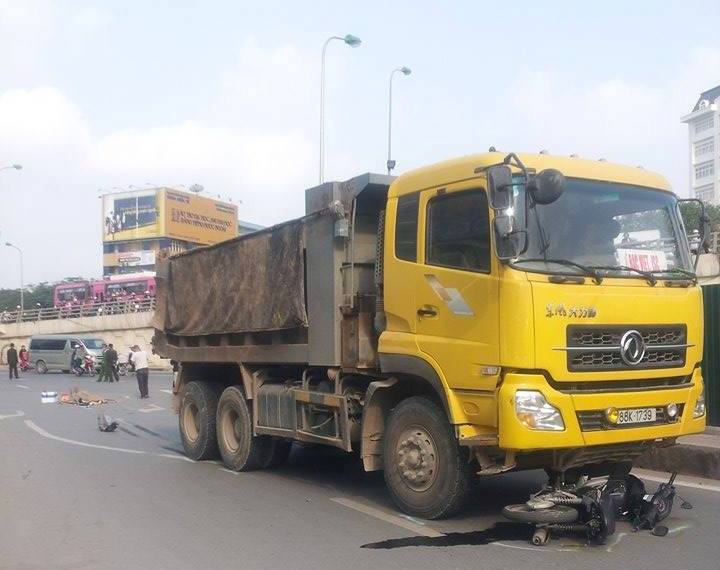 Xe m&aacute;y bị cuốn v&agrave;o gầm xe ben, c&ograve;n thi thể c&ocirc; g&aacute;i xấu số nằm c&aacute;ch chiếc xe ben khoảng 10 m&eacute;t
