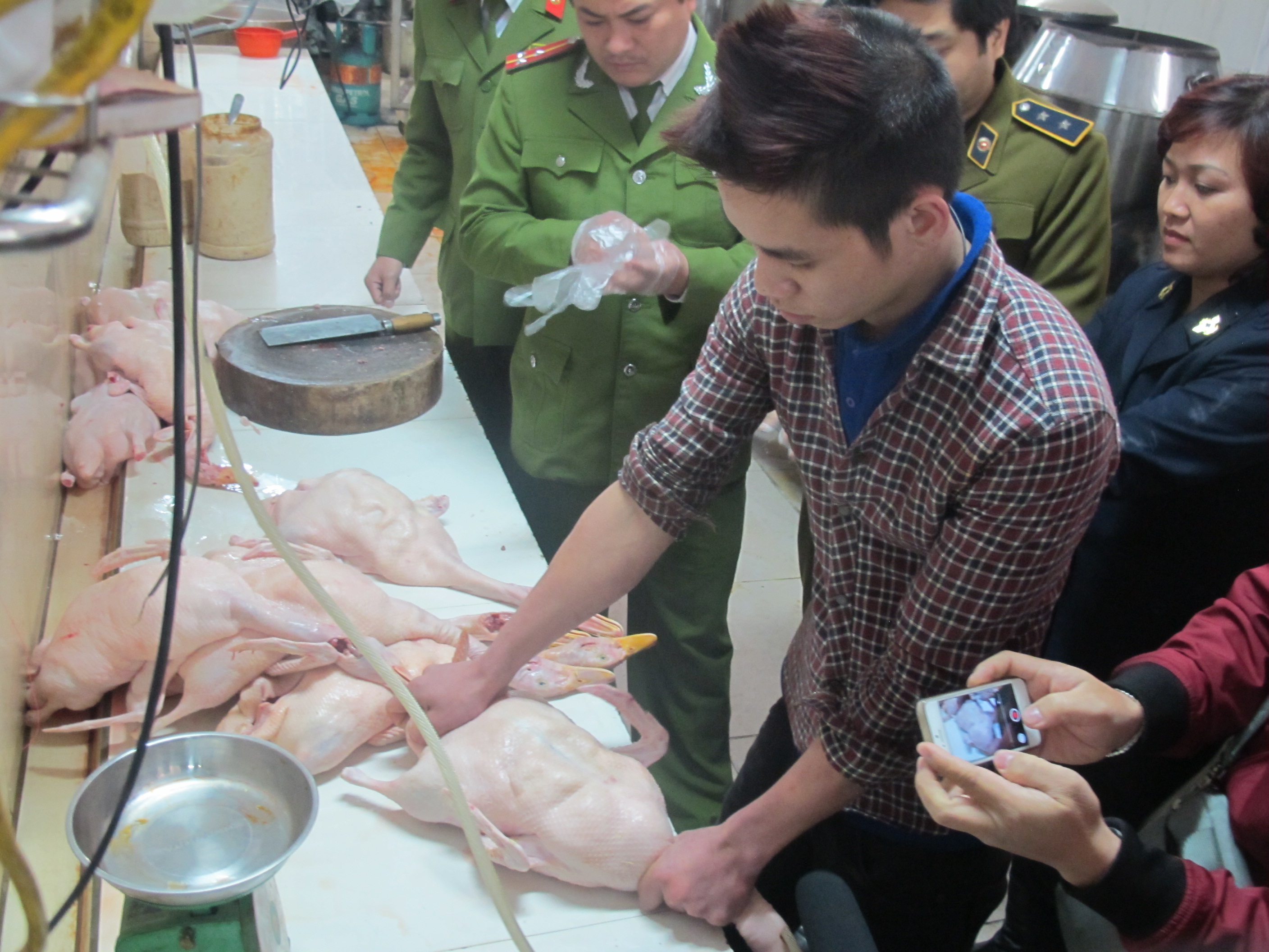 Sau khi thua mua vịt về, chủ cơ sở cho nh&acirc;n vi&ecirc;n bơm hơi v&agrave;o vịt nhằm tăng trọng lượng v&agrave; để cho vịt đẹp hơn.