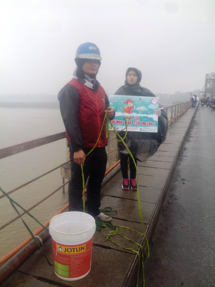 Mặc cho thời tiết giá rét mưa phùn, các bạn sinh viên tình nguyện vẫn đứng ở cầu Long Biên hướng dẫn, giúp đỡ người dân thả cá chép mà không thả túi nilon xuống sông và gom rác tại cầu