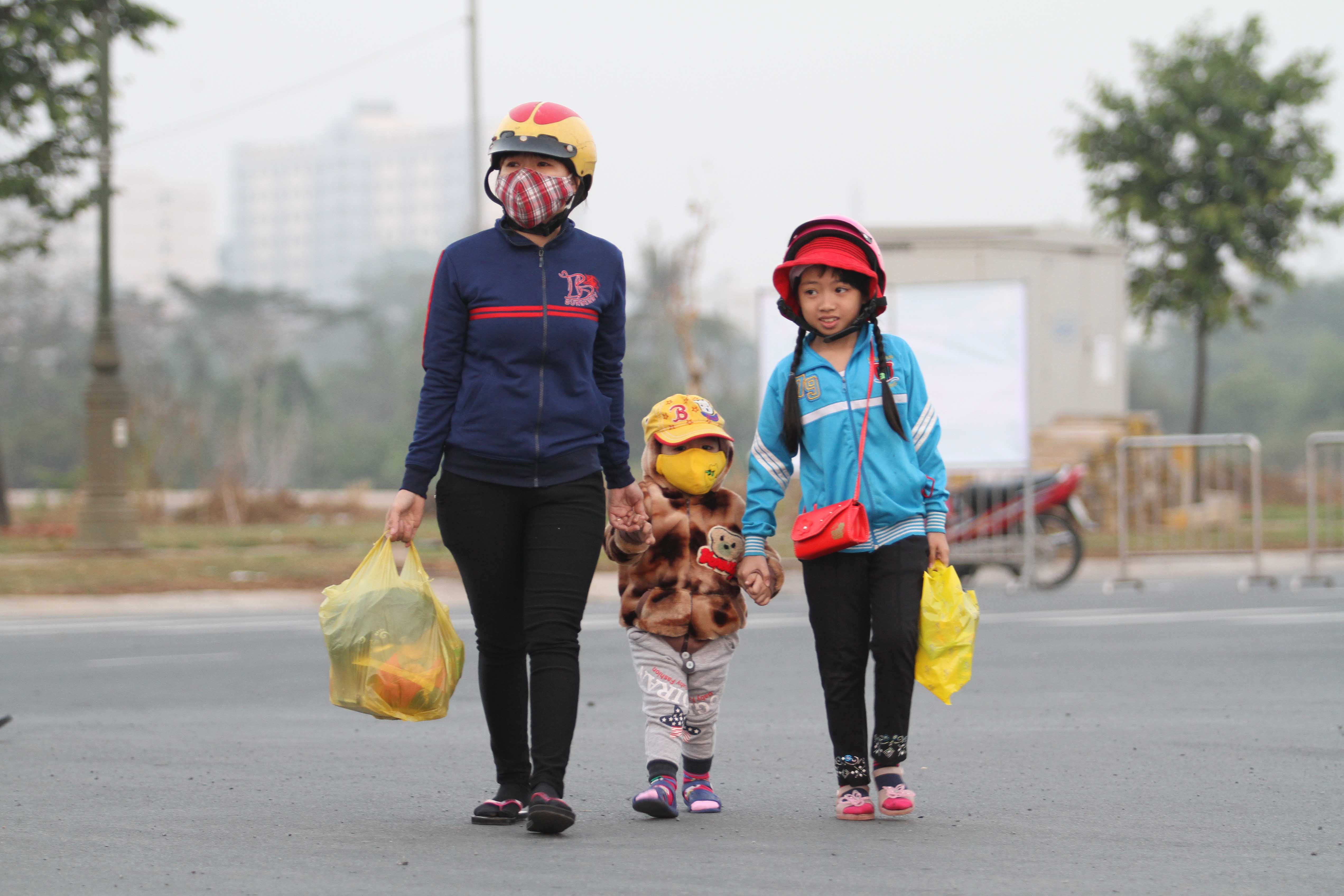 Vui qu&aacute; mẹ ơi, Tết n&agrave;y con được về qu&ecirc; ăn Tết c&ugrave;ng &ocirc;ng b&agrave; rồi   ẢNH: HO&Agrave;NG TRIỀU