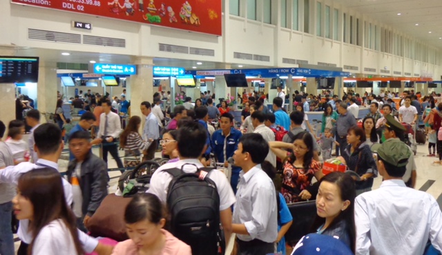 H&agrave;nh kh&aacute;ch chờ l&agrave;m thủ tục ở s&acirc;n bay T&acirc;n Sơn Nhất