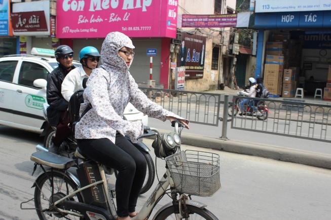 Thay cho áo mưa, áo gió nhiều ngày qua là áo chống nắng
