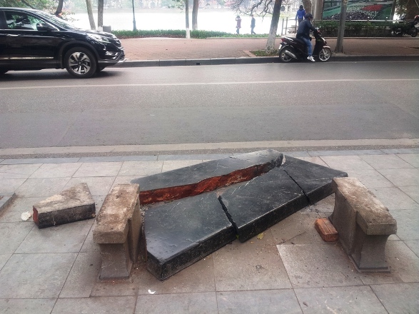 Phiến đá xanh hàng trăm năm tuổi bị vỡ tan tành trước đó