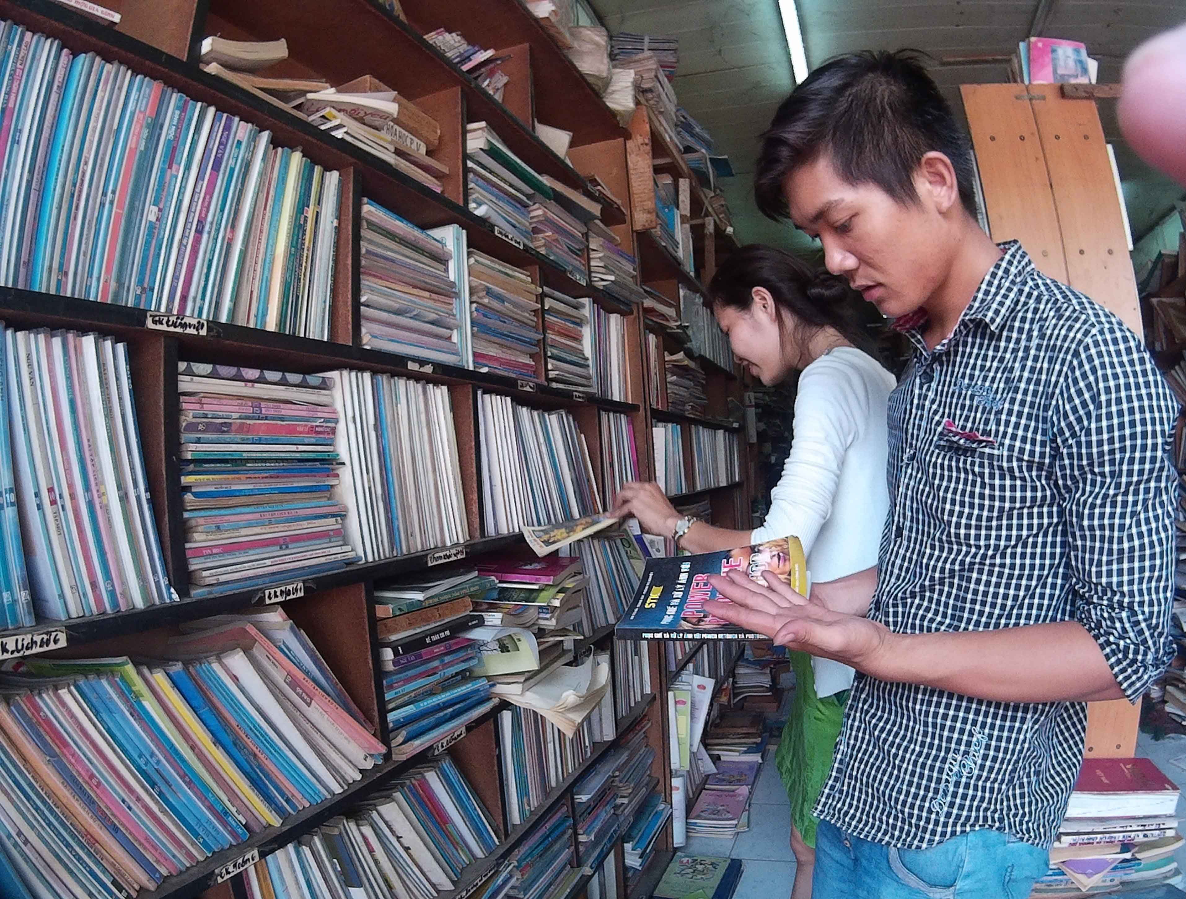 Bạn Ho&agrave;ng sinh vi&ecirc;n năm 2 trường Đại học sư phạm Kỹ thuật TP HCM cho biết vừa học xong b&ecirc;n trường l&agrave; em gh&eacute; qua hiệu s&aacute;ch để t&igrave;m những quyển s&aacute;ch để đọc khi rảnh rỗi