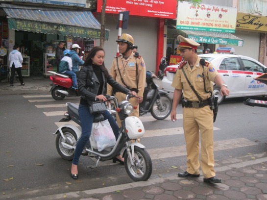 Nhi&ecirc;̀u người tỏ ra ngạc nhi&ecirc;n vì kh&ocirc;ng hi&ecirc;̉u tại sao mình bị bắt