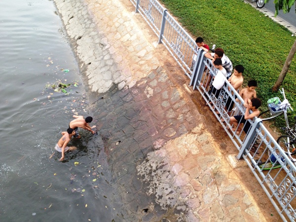 Nhiều người đứng ở hai bờ k&ecirc;nh T&agrave;u Hủ - Bến Ngh&eacute; cổ vũ
