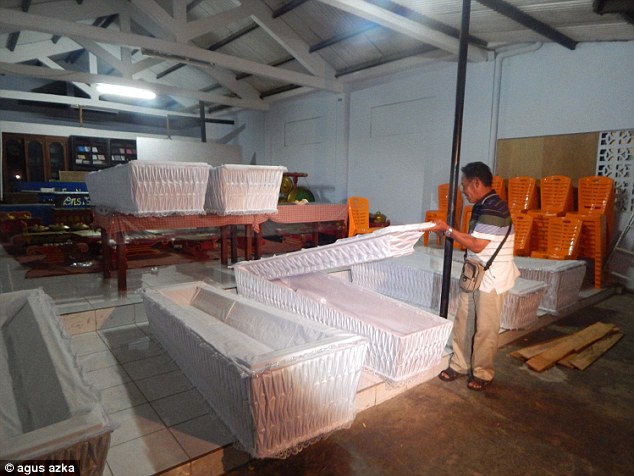 Quan tài chuẩn bị được vận chuyển tới đảo Tử thần Nusakambangan. Ảnh: Agus Azka