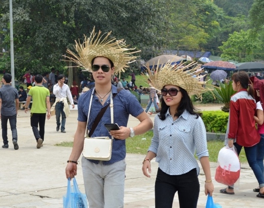 Một đ&ocirc;i bạn trẻ tại Đền H&ugrave;ng