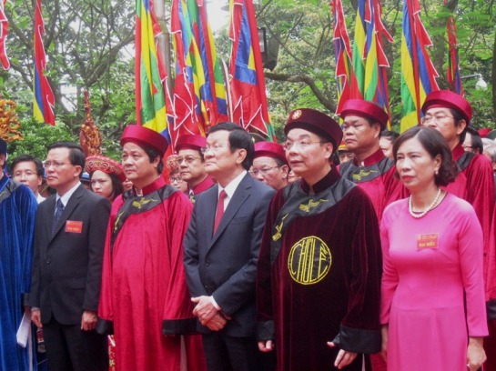Chủ tịch nước Trương Tấn Sang c&ugrave;ng c&aacute;c vị l&atilde;nh đạo Đảng, Nh&agrave; nước, tỉnh Ph&uacute; Thọ... l&agrave;m lễ d&acirc;ng hương tại Đền Thượng