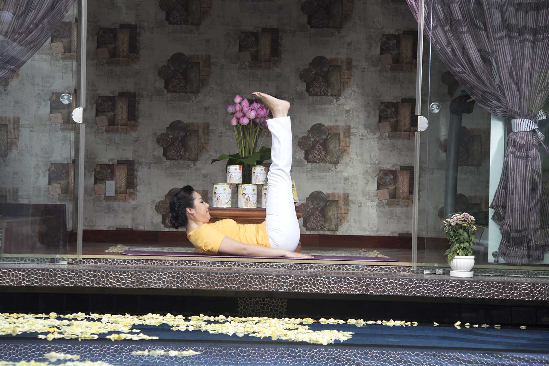 Nâng hai chân lên thẳng đứng, hai đầu gối thẳng