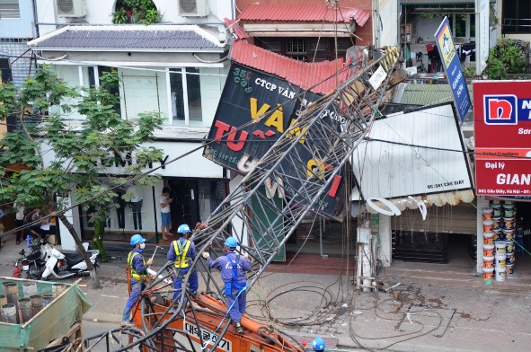 Phần tr&ecirc;n của cẩu đ&egrave; thẳng v&agrave;o 2 s&ocirc;́ nhà 359 và 361