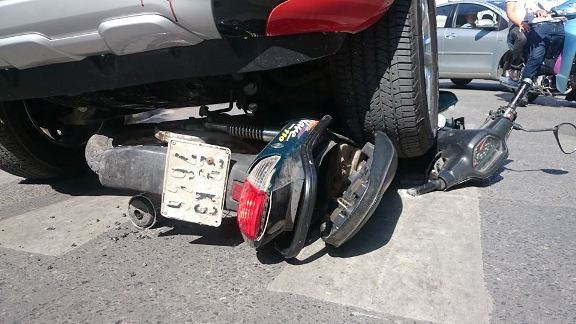 Đầu xe máy bị bánh xe &ocirc; t&ocirc; đè l&ecirc;n