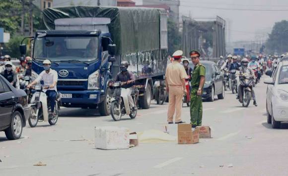 Tuyến đường Ngọc Hồi nơi xảy ra vụ tai nạn bị &ugrave;n tắc, phương tiện di chuyển qua đ&acirc;y gặp nhiều kh&oacute; khăn