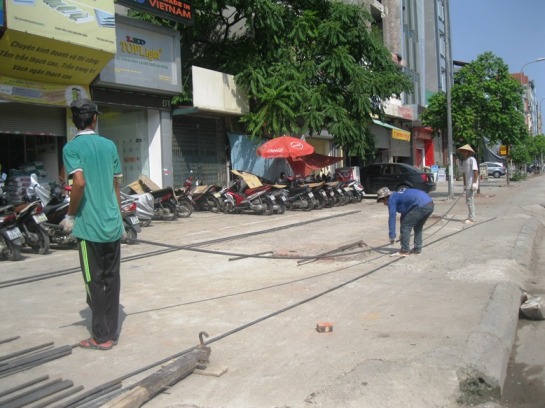 C&ocirc;ng nh&acirc;n x&acirc;y dựng đ&ocirc;̉ m&ocirc;̀ h&ocirc;i g&acirc;̀n giữa trưa, nhiệt độ lúc này l&ecirc;n đ&ecirc;́n g&acirc;̀n 40 đ&ocirc;̣ C