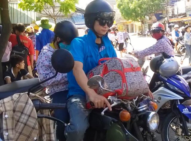 Nhiệt tình chu đáo đưa thí sinh tới điểm thi và tìm nơi ăn ở dù tiết trời nắng như đổ lửa