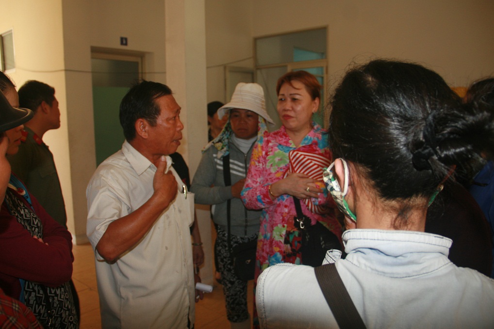 Buổi tiếp d&acirc;n kết th&uacute;c nhưng nhiều tiểu thương vẫn n&aacute;n lại n&ecirc;u &yacute; kiến của m&igrave;nh với &ocirc;ng Nguyễn Văn Duy&ecirc;n