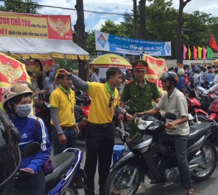 T&igrave;nh nguyện vi&ecirc;n chỉ đường cho phụ huynh
