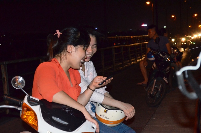 Đ&ecirc;́n 22 giờ v&acirc;̃n còn r&acirc;́t đ&ocirc;ng người tại đ&acirc;y