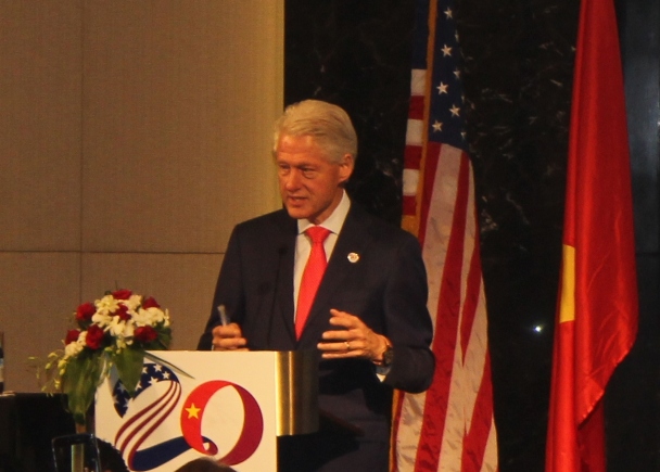 Cựu Tổng thống Bill Clinton: Mỹ v&agrave; Việt Nam h&atilde;y đến với nhau bằng v&ograve;ng tay rộng mở