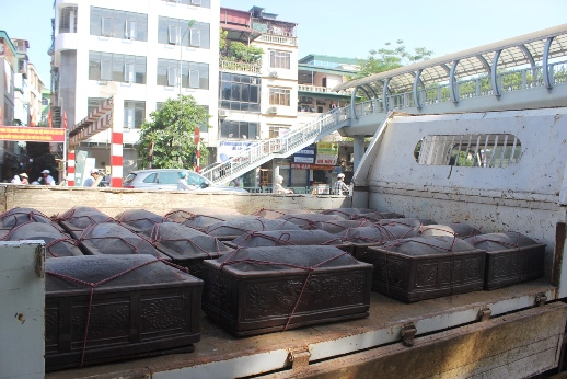 Đưa số h&agrave;i cốt v&ecirc;̀ ch&ocirc;n tại nghĩa trang Y&ecirc;n Kỳ