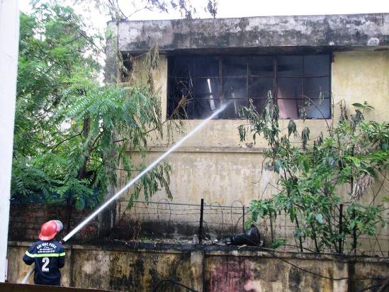 Ti&ecirc;́p c&acirc;̣n từ đằng sau khu nhà xưởng