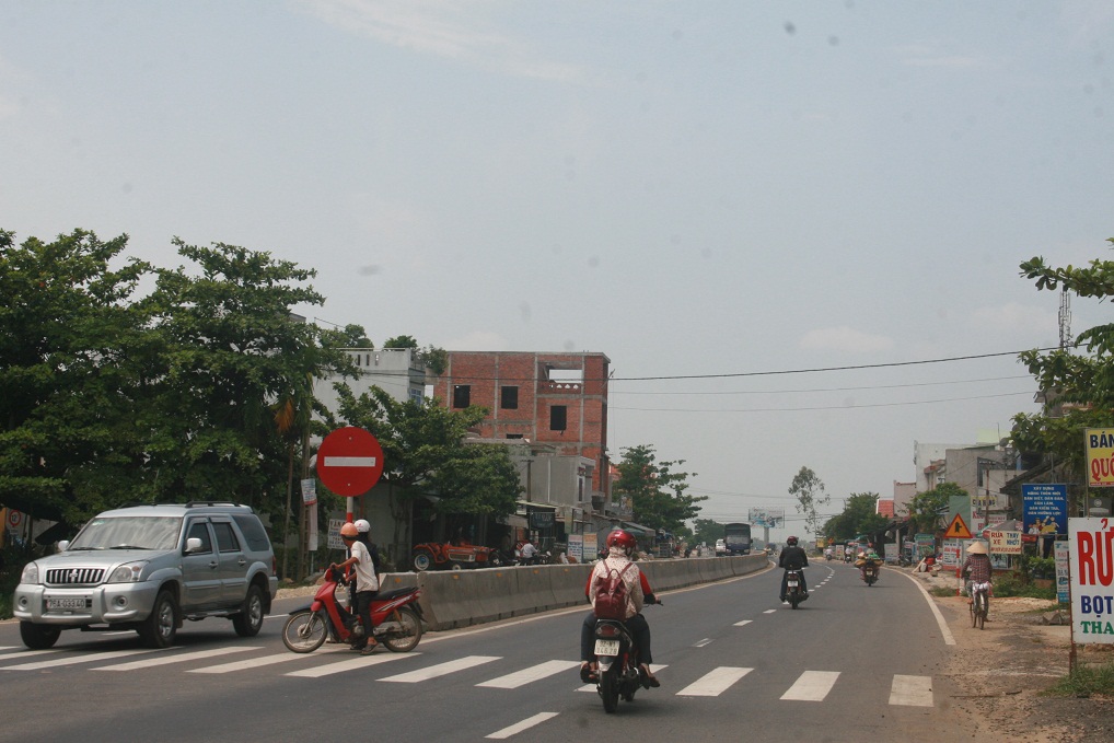Điểm giao cắt bị b&iacute;t lại n&ecirc;n nhiều người d&acirc;n bất chấp nguy hiểm đi ngược chiều