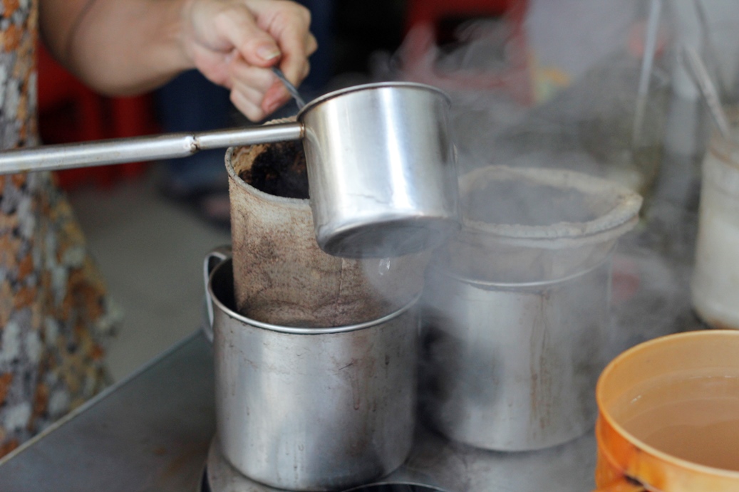 Nồi nước s&ocirc;i bốc kh&oacute;i, những chiếc vợt thơm m&ugrave;i c&agrave; ph&ecirc;, những đồ d&ugrave;ng to&agrave;n l&agrave; đồ cổ.