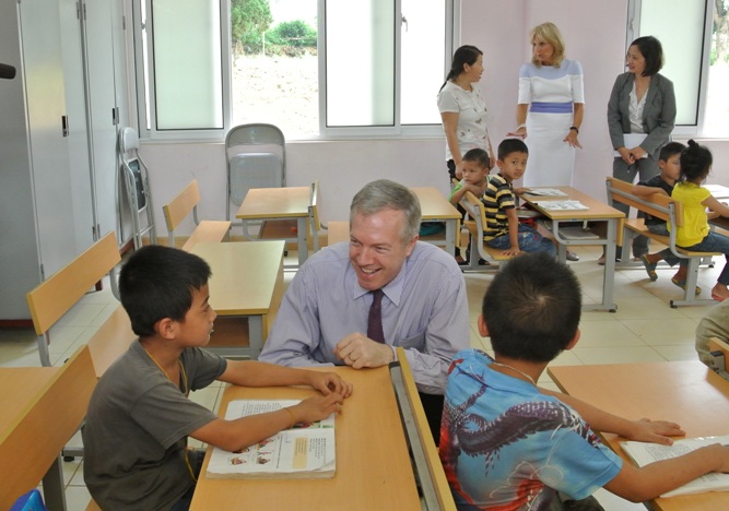Đại sứ Mỹ tại Việt Nam Ted Osius tr&ograve; chuyện với c&aacute;c em nhỏ trong lớp học