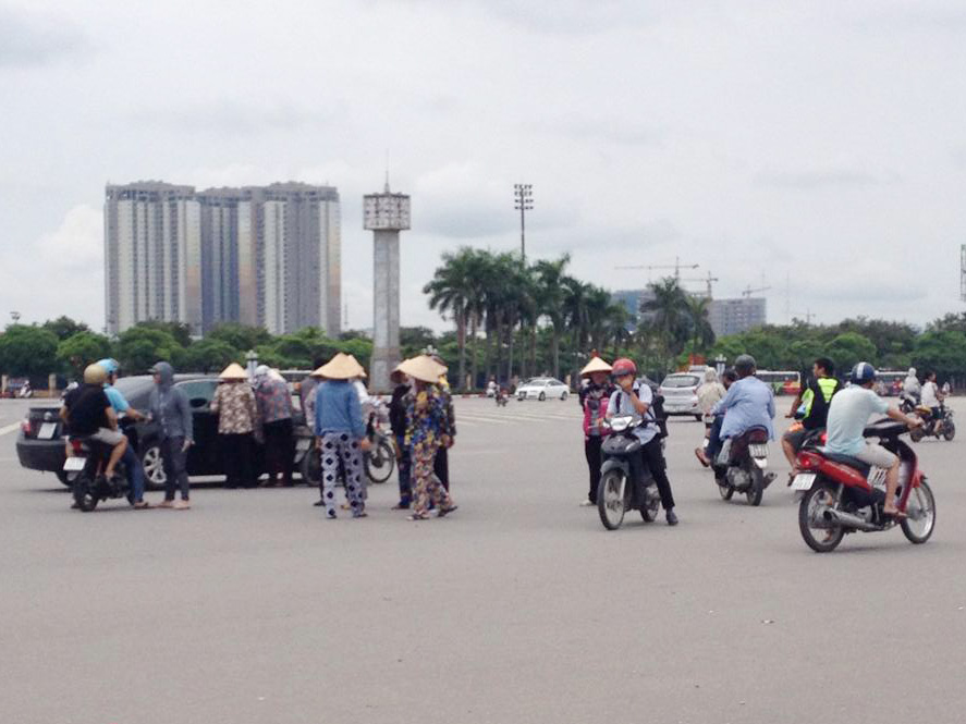 Quây kín xe khách để chào mời