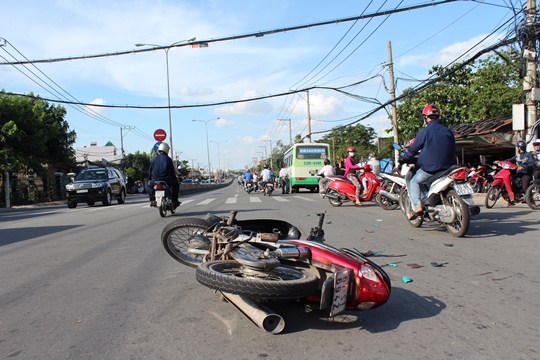 Hiện trường vụ tai nạn l&agrave;m một thanh ni&ecirc;n nguy kịch