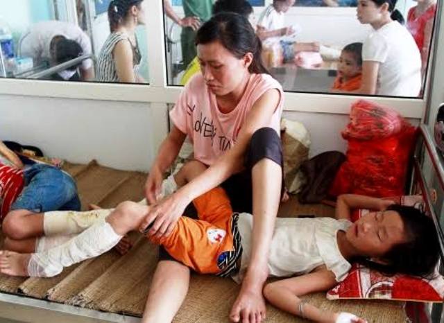 Những người bị thương do bỏng trong khi đốt lửa trại đ&ecirc;m ng&agrave;y 5-8 tại x&atilde; Đ&ocirc;ng Anh chủ yếu l&agrave; c&aacute;c ch&aacute;u thiếu nhi