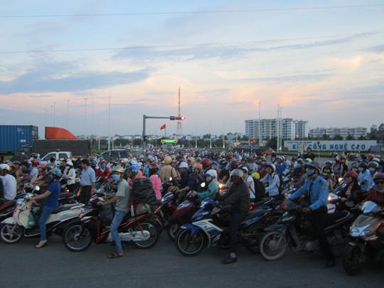 H&agrave;ng trăm người d&acirc;n đ&atilde; đến hiện trường theo d&otilde;i c&ocirc;ng t&aacute;c xử l&yacute; hiện trường của lực lượng chức năng