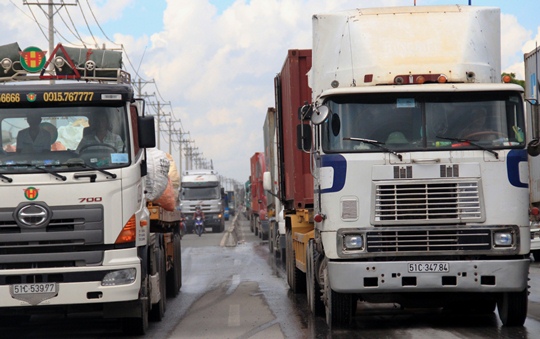 Nhưng chỉ &iacute;t ph&uacute;t sau đ&oacute;, d&ograve;ng xe container, xe tải cũng phải l&aacute;ch qua l&agrave;n xe hai b&aacute;nh để tr&aacute;nh &ugrave;n tắc