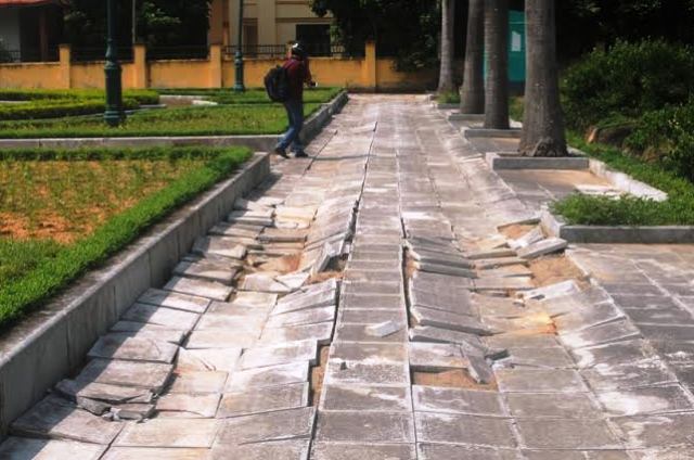 Đá xanh trong khuôn viên hằn lún, bong tróc và có dấu vết vệt bánh xe ô tô