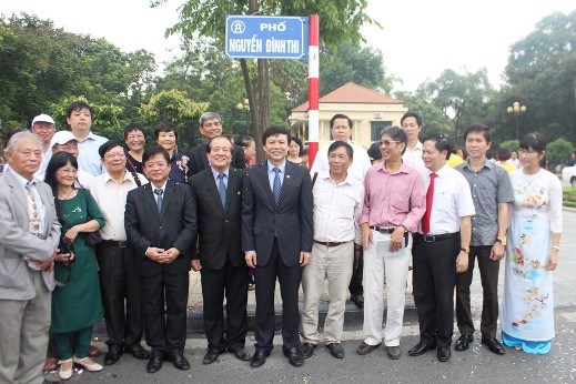 Cùng nhau chụp ảnh lưu ni&ecirc;̣m tr&ecirc;n con đường Nguy&ecirc;̃n Đình Thi