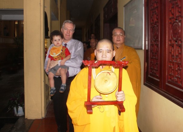 Hòa thượng Thích Thang Nhi&ecirc;̃u cùng các nhà sư đưa ngài Ted Osius cùng gia đình l&ecirc;n chánh đi&ecirc;̣n đ&ecirc;̉ làm l&ecirc;̃