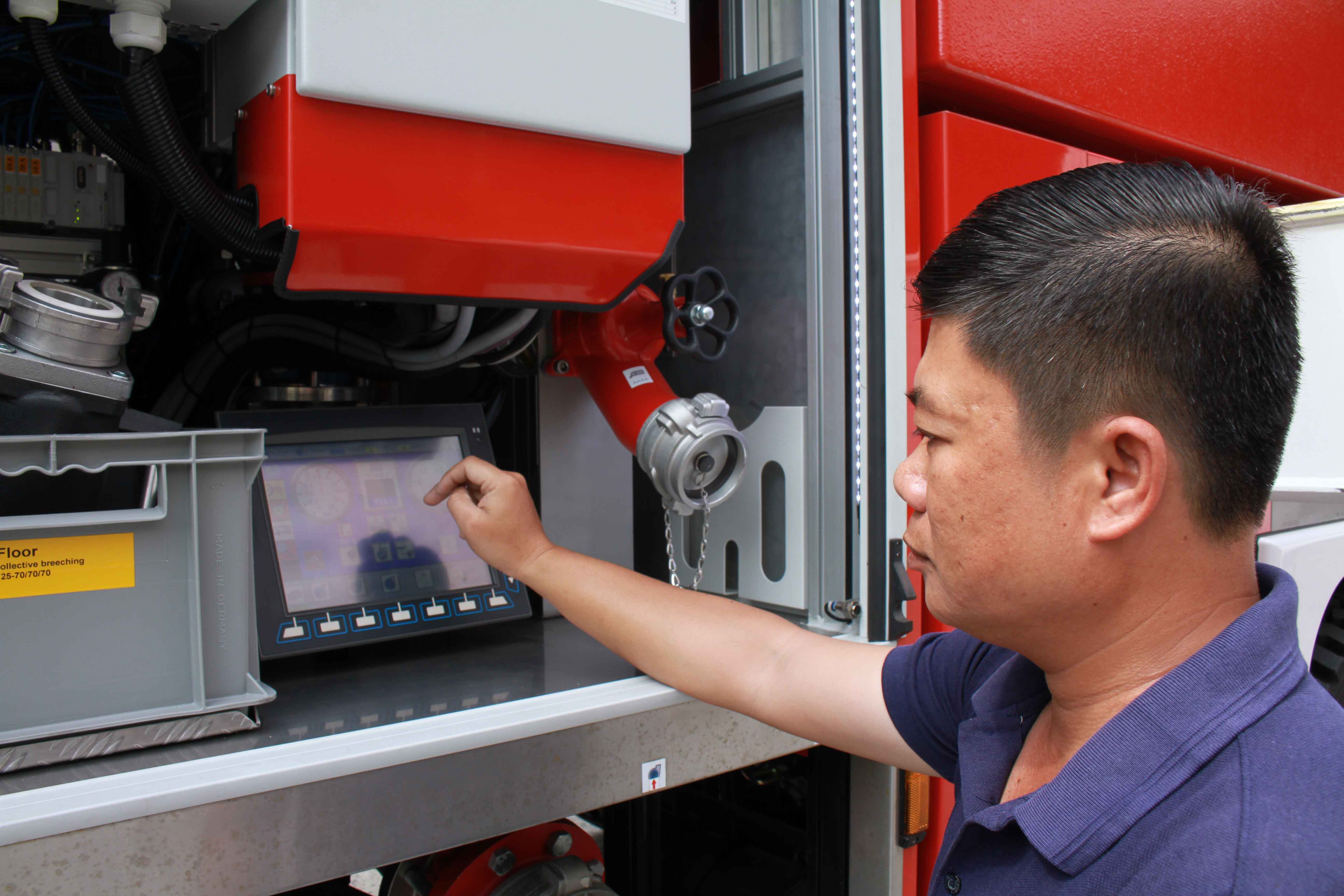 Ngo&agrave;i bộ thiệt bị điều khiển từ xa th&igrave; tr&ecirc;n th&acirc;n xe c&ograve;n c&oacute; m&agrave;n h&igrave;nh cảm ứng để điều khiển. Cảnh s&aacute;t PCCC quận 1 đang tiến h&agrave;nh thao t&aacute;c tr&ecirc;n m&agrave;n h&igrave;nh
