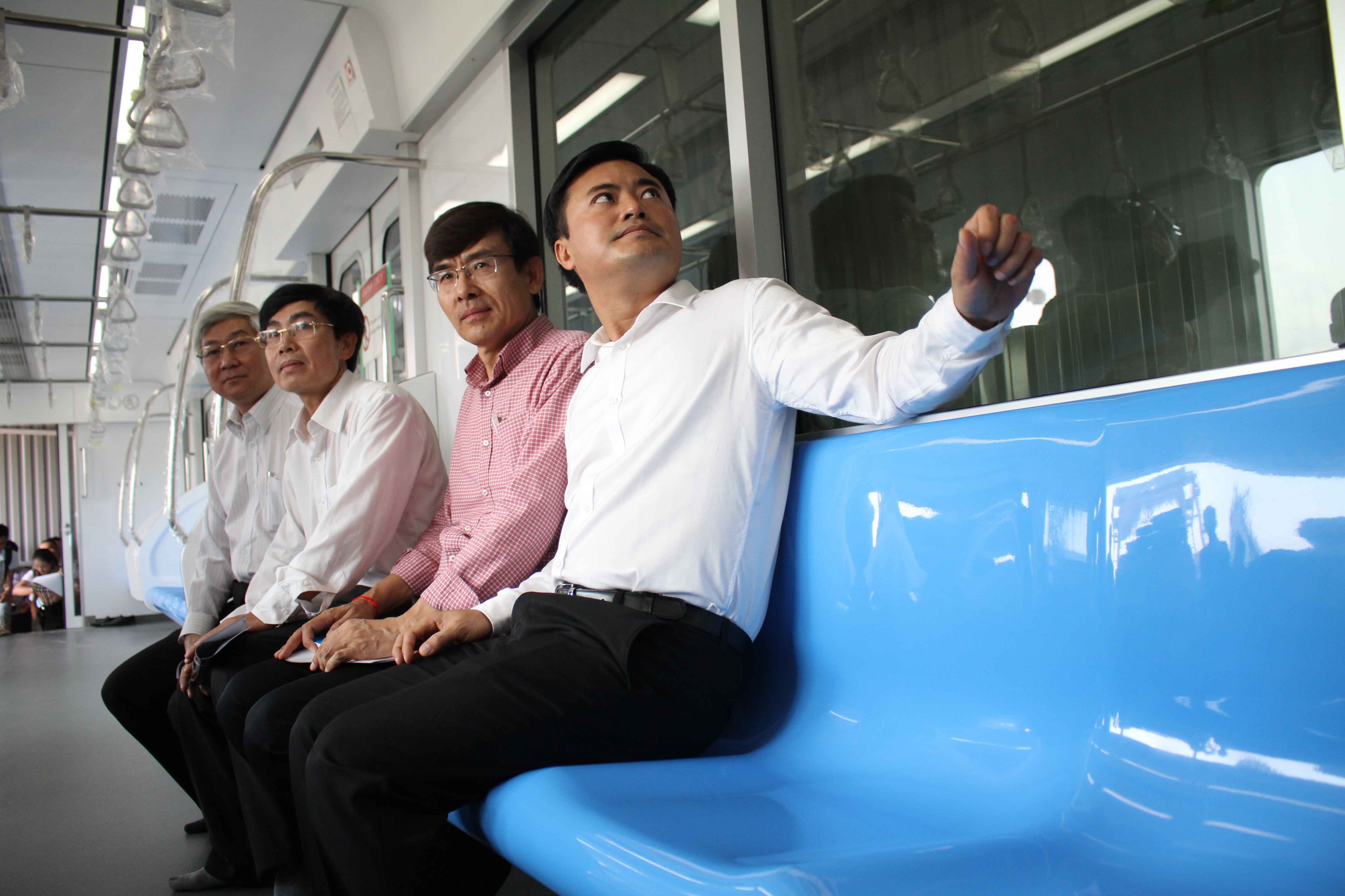 Trong c&aacute;c toa sẽ c&oacute; ghế ngồi bằng nhựa (được gia cường bằng sợi thủy tinh) lắp dọc theo th&agrave;nh xe, chế tạo bằng nhựa gia cường sợi thủy tinh