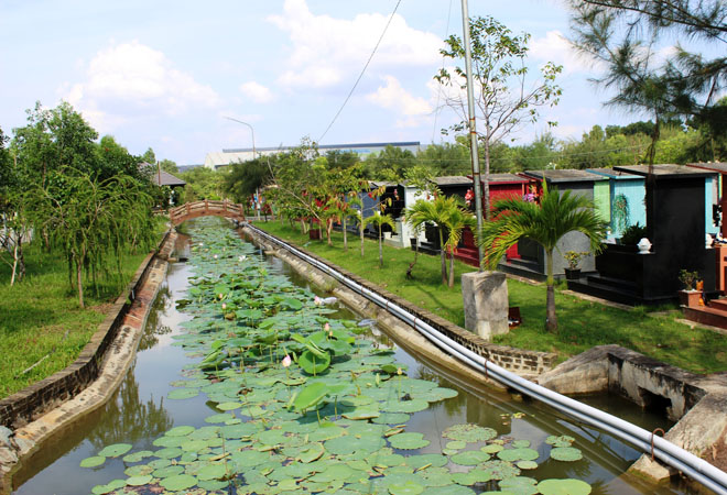 Một g&oacute;c nghĩa trang được chăm s&oacute;c sạng sẽ, sang trọng.