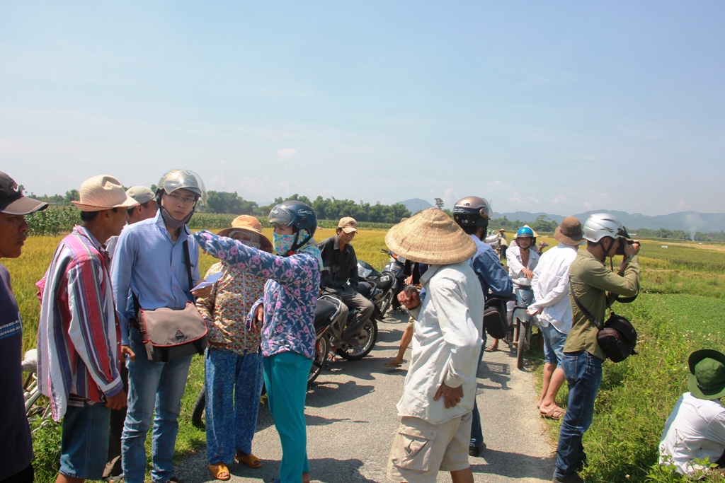 Người d&acirc;n bức x&uacute;c việc HTX Hương Long v&agrave; c&ocirc;ng an phường n&agrave;y kh&ocirc;ng cho m&aacute;y gặt họ tự thu&ecirc; ra đồng gặt l&uacute;a. Ảnh Quang Nhật
