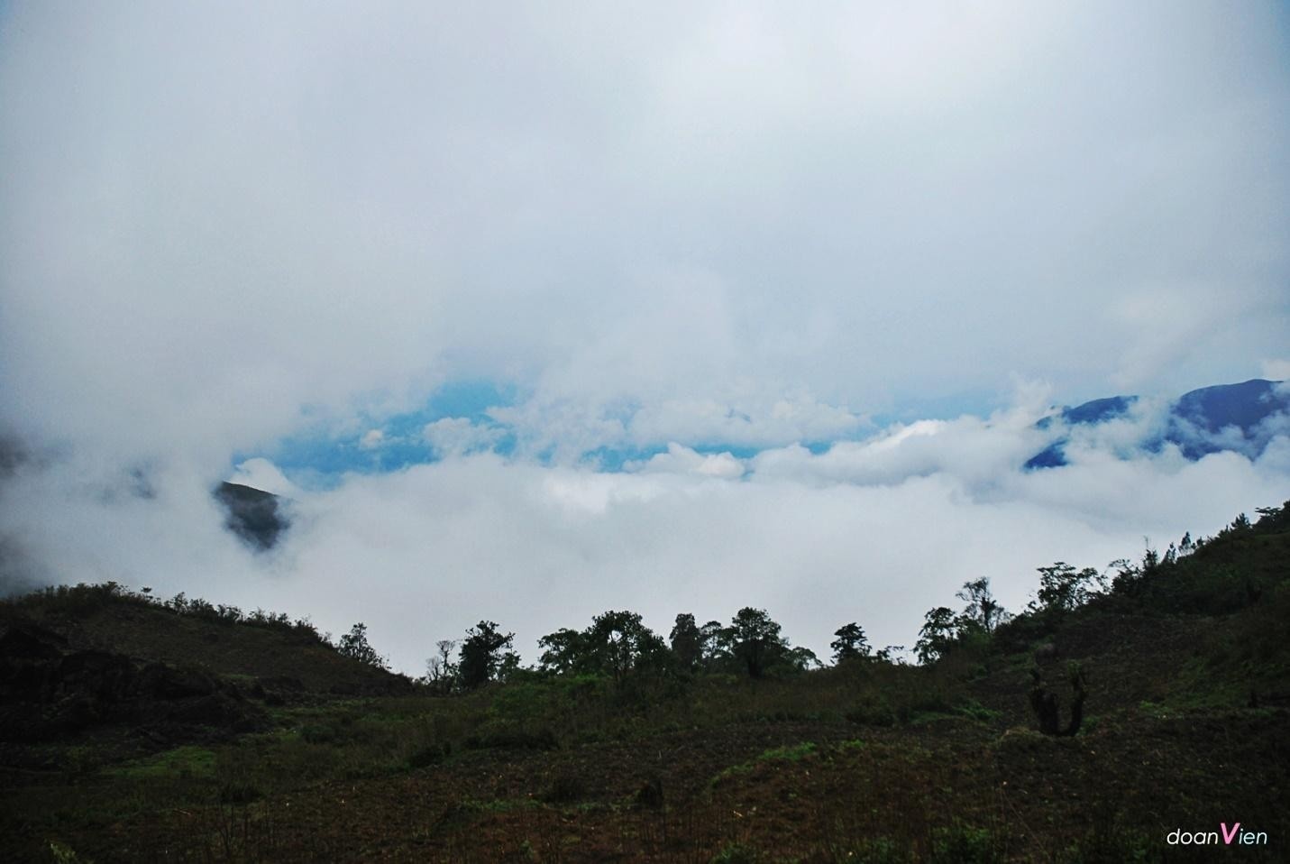 M&acirc;y vờn trong n&uacute;i