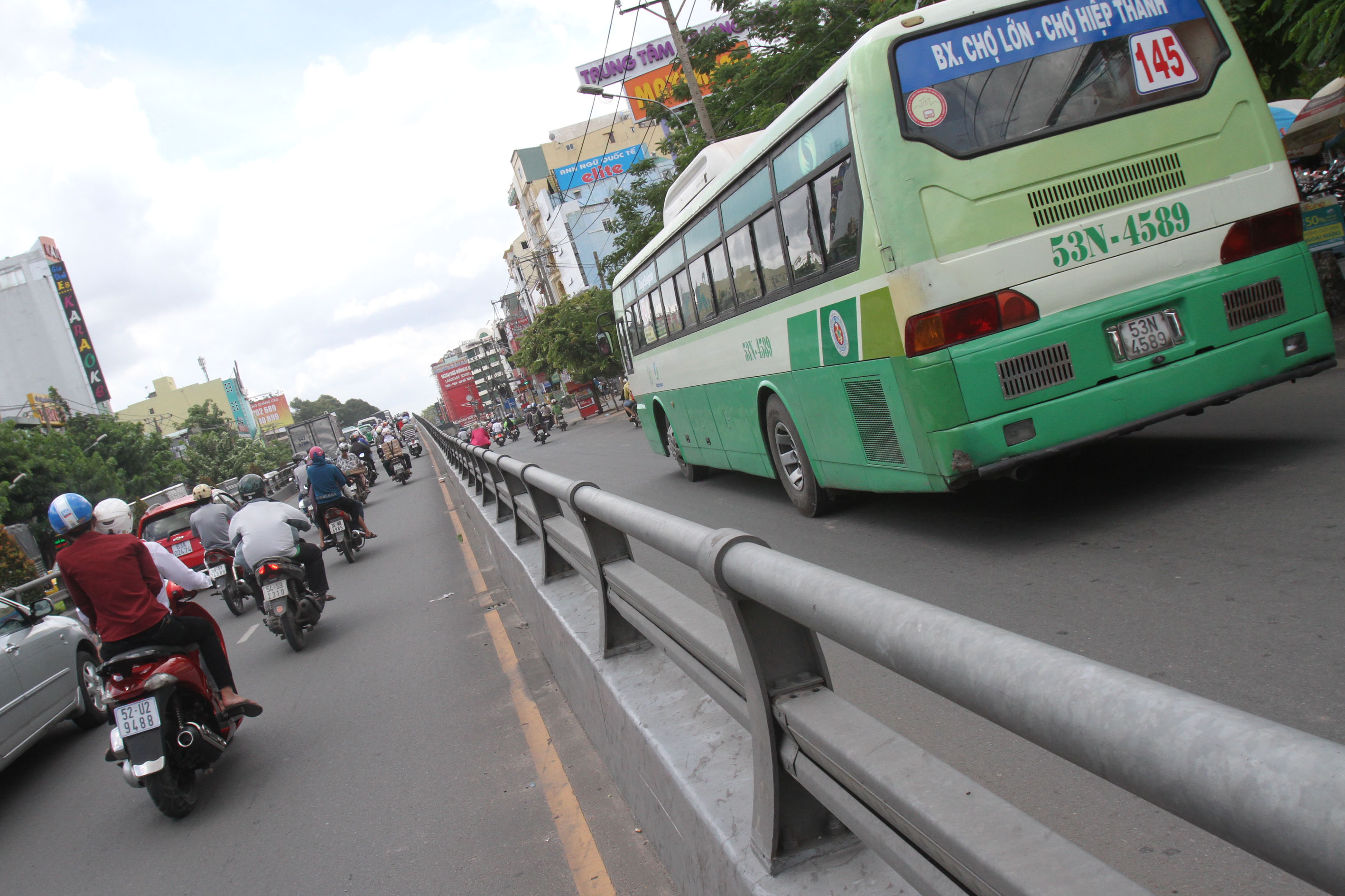 Cầu vượt Lăng Cha Cả (Quận T&acirc;n B&igrave;nh) c&oacute; th&agrave;nh cầu thấp hơn cả th&agrave;nh cầu vượt Ba Th&aacute;ng Hai