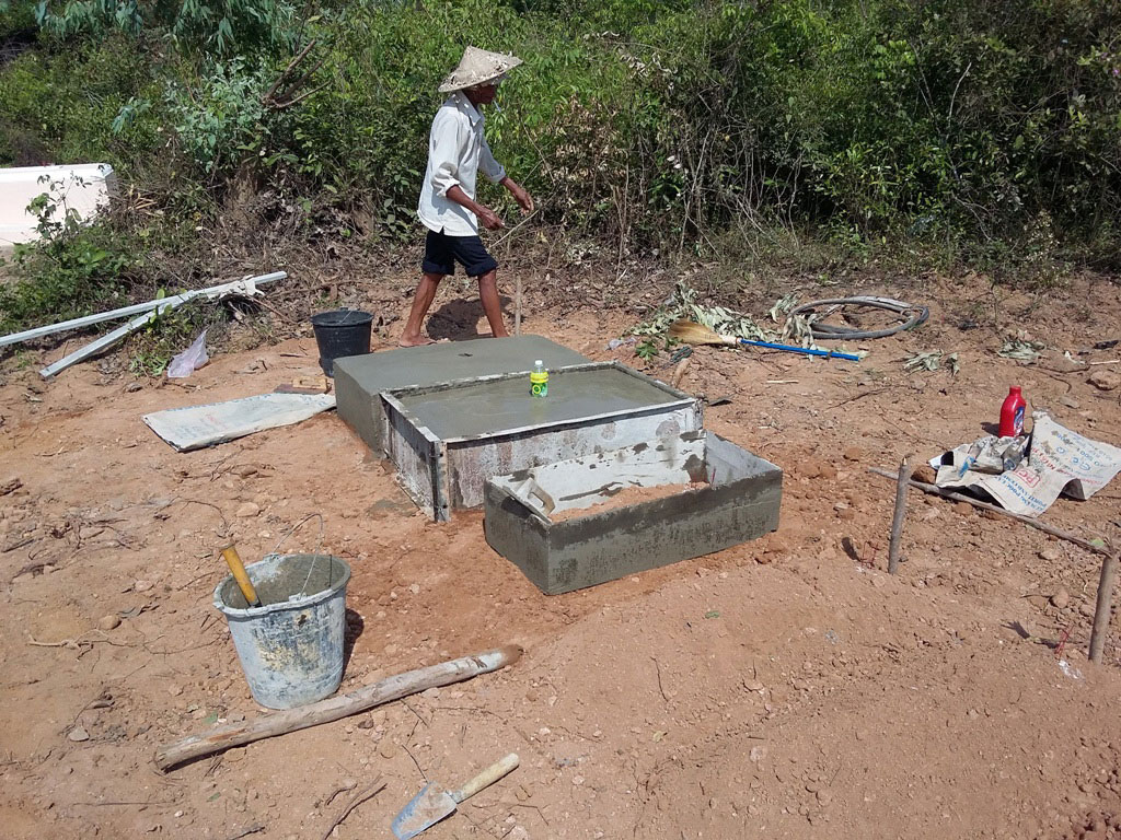 Người dân xây dựng lại một vài ngôi mộ bị múc dở Ảnh: ĐÌNH ĐÔNG