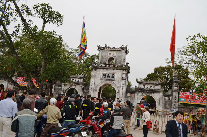 Du kh&aacute;ch k&eacute;o về đền Trần ng&agrave;y c&agrave;ng đ&ocirc;ng Ảnh: THANH TUẤN